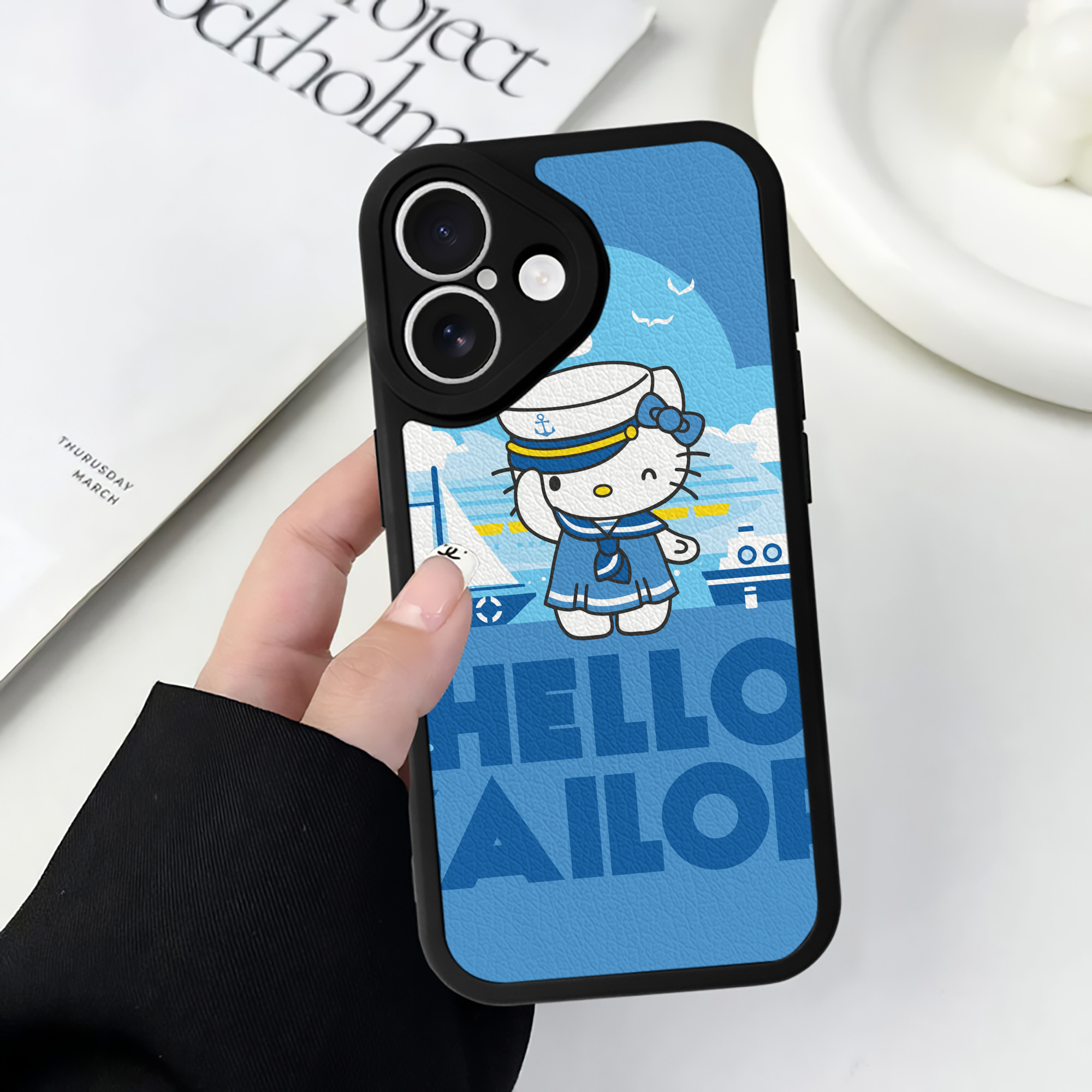 （画像用） Hello Kitty ハローキティ 【iPhone 16シリーズ対応】シリコンスマホケース（レザー調） 材質：シリコン